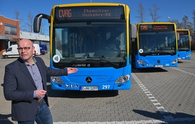 CVAG-Werkstattleiter Jens Kampfrath vor drei der insgesamt 15 neuen Hybrid-Busse. Die Diesel-Antriebe der 18 Meter langen Gelenkbusse werden im alltäglichen Einsatz von Elektromotoren unterstützt. 