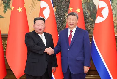 Der nordkoreanische Machthaber Kim Jong Un (l) trifft den chinesischen Präsidenten Xi Jinping in der Großen Halle des Volkes. (Archivfoto)