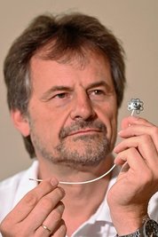 Kleines Implantat, große Wirkung. Dr. Andreas Reichel zeigt das neue Dia-Port-System. Das blümchenähnliche Teil liegt dabei unter der Bauchdecke. 
