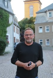 Das Mobiltelefon legt Dirk Neubauer als Landratskandidat und Bürgermeister von Augustusburg derzeit kaum noch aus der Hand. 