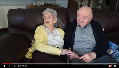 Mutter Ada Keating und Sohn Tom im Heim in Huyton.