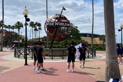 Wer vor dieser Kugel steht, hat es geschafft: Die WM findet im ESPN Wide World of Sports statt, einem großen Gelände in der Nähe von Disney World, vor dem der Globus steht.
