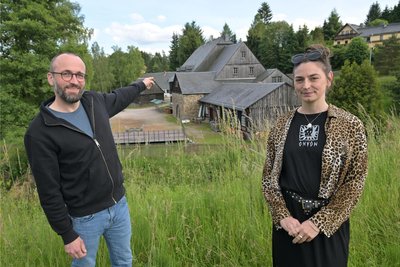 Lars Dahlitz und Franziska Heinze vom Verein „Trubel in der Poche“ laden am Samstag zum Sommerfest ans Pochwerk ein.