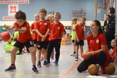 Ganz schön stark: Die unter Zehnjährigen des Treuener LV beim Medizinballschocken.