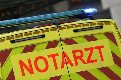 Nicht immer können Notarzt und Rettungswagen, wie hier auf diesem Genrebild, das nächstgelegene Krankenhaus ansteuern, weil sich Kliniken etwa von der Versorgung abmelden. 