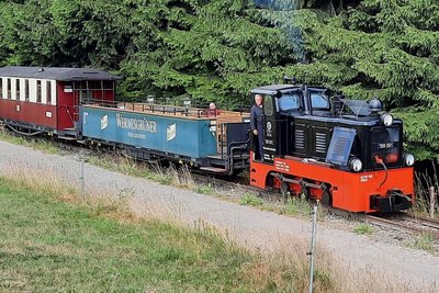 Der Dieselzug ist am Wochenende zwischen Stützengrün und Schönheide unterwegs.