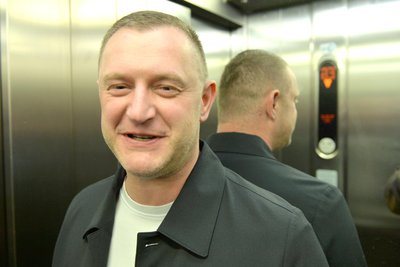 Schulleiter David Kirsch, hier im Fahrstuhl der Oberschule „Clara Zetkin“ Freiberg, sagt: „Prävention ist das A und O“.