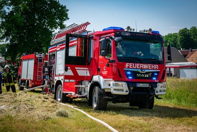 Ein Oelsnitzer Feuerwehrfahrzeug im Einsatz: Am Samstag steigt im Ort der 1. Oelsnitzer Sicherheitstag.
