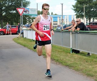Niklas Härtig hat beim 26. Drängberglauf in Leubsdorf souverän die Konkurrenz über 5 Kilometer gewonnen. 