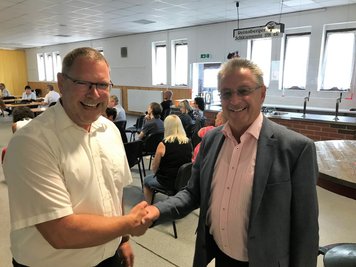 Markus Buschkühl (parteilos, links) hat am Montag das Amt des Reinsberger Bürgermeisters von Bernd Hubricht (CDU) übernommen. Das Foto entstand zur Gemeinderatssitzung am Abend. 
