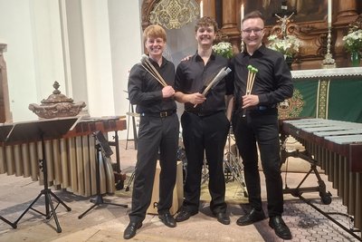 Freuten sich über die gelungene Premiere beim Augustusburger Musiksommer: Conrad Süß, Christoph Emanuel Sprenger und Lennart Pollmer (v. l.).