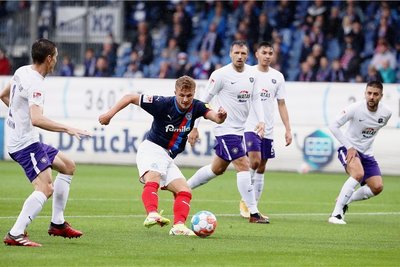 Machte die Auer Abwehr zu einem Slalomparcours: Jann-Fiete Arp beim 2:0.