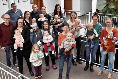 Stellten sich für ein Gruppenfoto auf: Mütter und Väter aus Rochlitz, die sich im Vorjahr über Nachwuchs freuen konnten.
