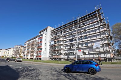 Dieser Plattenbau aus DDR-Zeiten in der Crimmitschauer Innenstadt soll nach seiner Sanierung zum Blickfang werden. Die Arbeiten dafür haben begonnen.