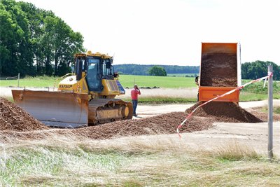 Auf dem Feld zwischen Kleinschirma und Kleinwaltersdorf sind am Montag die Vorbereitungsarbeiten für den Bau von zwei Windkraftanlagen fortgesetzt worden. Im Streit um die Zufahrt zur Baustelle hatte es zuvor eine gerichtliche Einigung zwischen der Gemeinde Oberschöna und den Investoren gegeben.