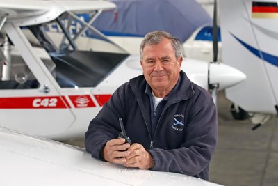 Joachim Lenk ist der Chef auf dem Zwickauer Flugplatz und zugleich Vorsitzender des Aeroclubs. 2027 richtet der erstmals eine WM aus.