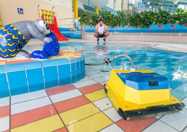 Die finalen Vorbereitungen laufen auf Hochtouren, damit das Aqua Marien am Donnerstag öffnen kann. Lucas Vogel bedient per Fernsteuerung einen Roboter, der den Beckenboden reinigt. 