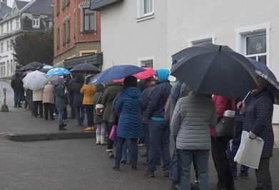 In dieser Woche wurde im Sächsischen Haus in Bärenstein geimpft. Bei Regen und Kälte harrten die Menschen stundenlang aus. 