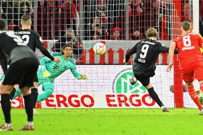 Unter die Latte, mitten hinein ins Freiburger Fußball-Glück: Lucas Höler trifft in der Nachspielzeit zum 2:1 gegen den großen FC Bayern. 