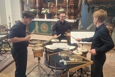 Die drei Perkussionisten Christoph Emanuel Sprenger, Lennart Pollmer und Conrad Süß (v. l.) begeisterten das Publikum beim Augustusburger Musiksommer.