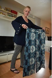 Kornelia Bretschneider aus Burkhardtsdorf 18 Monate später und 50 Kilo leichter mit ihrer einstigen Lieblingshose. 
