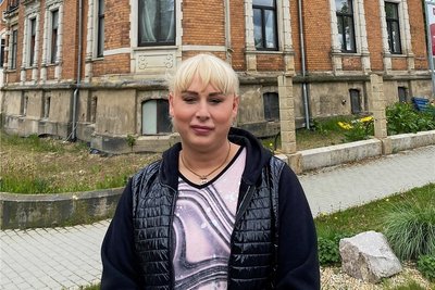 Investiert schrittweise in die Sanierung der Villa am Rewe-Kreisverkehr: Immobilien-Unternehmerin Jaqueline Hartmann. Nach dem Dach der zu DDR-Zeiten erfolgten Aufstockung sind demnächst Fassade und Zaun dran.