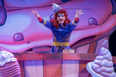 Die Freiberger Knusperhexe wird von Frank Unger gespielt, alternierend mit Mose Kim.
