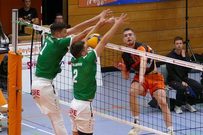 Bei diesem Blockversuch wird die Größe der Spieler des USV TU Dresden (links) deutlich.