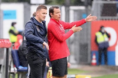 Hatten viel Gesprächsbedarf: Aues Cheftrainer Aleksey Shpilevski (links) und sein Assitent Marc Hensel.