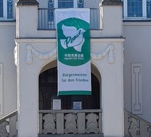 Am Lugauer Rathaus weht die Flagge von "Mayors for Peace". 