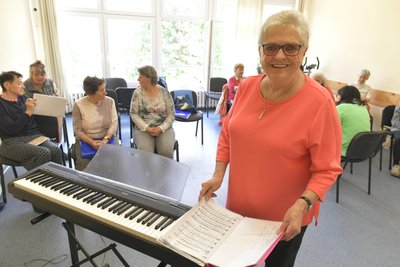 Konzentration bei der Probe der Hinkelsingers unter der Leitung von Heidi Hinkel im „Bunten Haus“ Freiberg.