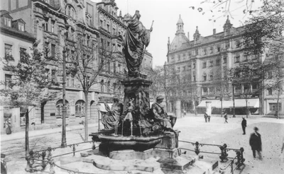 Der Saxoniabrunnen mit den Original-Figuren stand einst am Roßmarkt -also dort, wo sich heute der Rosenhof befindet.