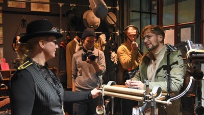 Musiker und Sänger Felix Räuber (rechts) von Polarkreis 18 war mit einem Team zu Dreharbeiten für eine zehnteilige Fernsehproduktion im oberen Vogtland unterwegs. Dabei wurde auch in der Steampunk-Pension im Weltraumbahnhof bei Nancy Preller (links) gedreht. 