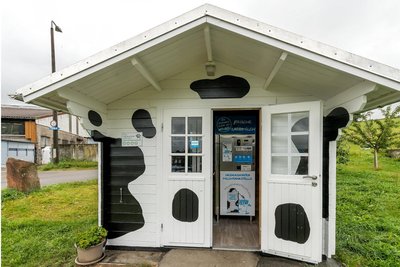 Die Milchtankstelle der Agrargesellschaft Heidersdorf. Hier gibt es auch Käse, Fleisch- und Wurstwaren aus eigener Produktion.