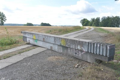Auf Kleinwaltersdorfer Seite ist der Plattenweg, an dem die beiden fast 250 Meter hohen Windkraftanlagen errichtet werden sollen, mit Betonelementen abgesperrt worden.