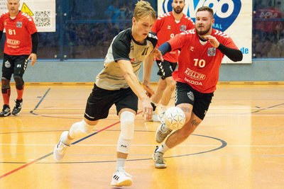 Toni Schmidt von der SG Handball Oberland (links) dribbelt hier Gegenspieler Yannik Fischer davon.