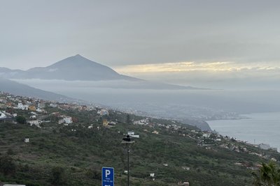 Blick vom Weinmuseum aus auf Küste und den Teide.