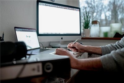 Mehr Geld für den Bahnverkehr, eine Erhöhung des Mindestlohns, Digitalisierung, Verlängerung der Mietpreisbremse und eine kontrollierte Abgabe von Cannabis an Erwachsene - unter anderem auf diese Eckpunkte haben sich die Parteien der künftigen Bundesregierung geeinigt. 