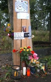 
              <p class="artikelinhalt">Kerzen und Blumen erinnern an der Unfallstelle an das tragische Geschehen. </p>
            