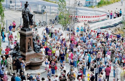 Hunderte Chemnitzer umringten am Samstagnachmittag den neuen und wieder kompletten Saxoniabrunnen auf dem Johannisplatz. Der kleine Unterschied zum Original fiel dabei nur den wenigsten auf.