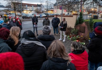 Etwa 60 Teilnehmer haben am Donnerstag am Gedenkstein an der Rochlitzer Seminarstraße der Opfer des Holocaust gedacht.