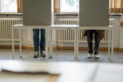 Zur Bundestagswahl gaben 82,5 Prozent der Wahlberechtigten ihre Stimme ab - 0,6 Prozent allerdings ungültig. In Sachsen kreuzten 81,1 Prozent mit, 0,5 Prozent jedoch nicht zählbar.