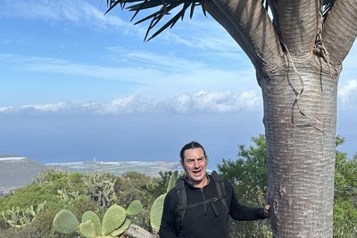 Wanderführer Arndt Morawe an einem Drachenbaum.