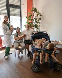 Jasmin und Andreas Rittner aus Fürth haben zum dritten Mal in recht kurzem Abstand Zwillinge bekommen. Auch die älteren Geschwister sind noch ziemlich klein. (Handout)
