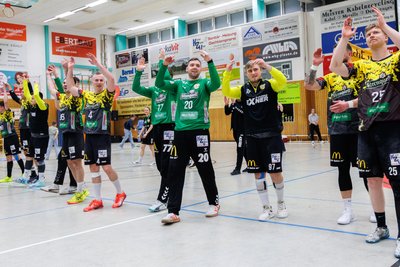 Nach dem fulminanten Heimsieg lässt sich die Oberlosaer Mannschaft zurecht vom Plauener Publikum feiern.