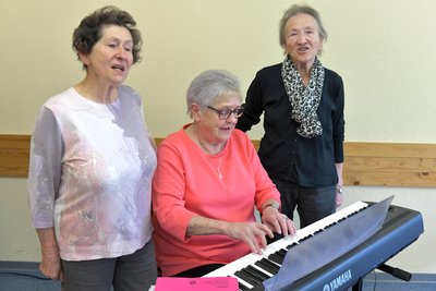 Von Anfang an bei den Hinkelsingers dabei: Inge Hellwig, Chorleiterin Heidi Hinkel und Renate Naumann im „Bunten Haus“ Freiberg.