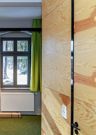 Im Inneren von Schule und Internat ist viel Holz verbaut, beispielsweise für Wandverkleidungen.