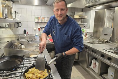 Luděk Lapka kochte schon in mehr als 20 Ländern. Jetzt bekocht er die Gäste im Bunten Haus in Seiffen.