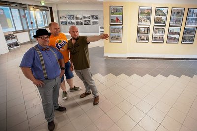 Lars Buchmann (links) und sein Freund, der Hobbyhistoriker und Stadtrat Lars Gruber (Mitte) fachsimpeln mit Kurator Markus Schneider im Vorfeld der Ausstellung im Oberen Bahnhof. 