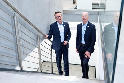 Nicht nur mit den Zinsen geht es aufwärts: Vorstandsvorsitzender Michael Kreuzkamp (links) und Torsten Wetzel, Vorstandsmitglied, freuen sich über neue Perspektiven bei der Sparkasse Chemnitz. 